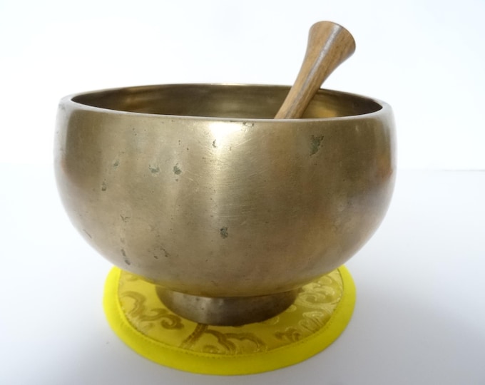 Antique old vintage Naga pedestal Tibetan singing bowl meditation Himalayan sound therapy healing buddhism Note D#4