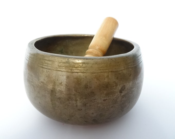 Antique mani Tibetan singing bowl Himalayan meditation sound therapy healing buddhism Note C#5