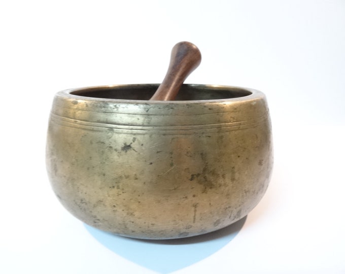 Antique mani Tibetan singing bowl Himalayan meditation sound therapy healing buddhism Note C# 5th octave