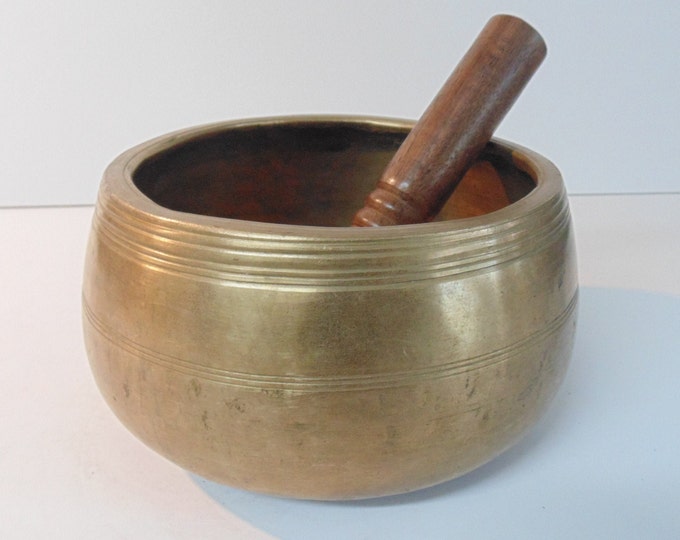 Antique old vintage mani singing bowl meditation sound therapy healing buddhism Note D#5