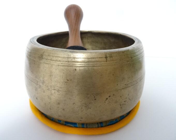 Antique Ancient mani Tibetan singing bowl Himalayan meditation sound therapy healing buddhism Note D5
