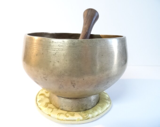 Antique old vintage Naga pedestal Tibetan singing bowl meditation Himalayan sound therapy healing buddhism Note C#