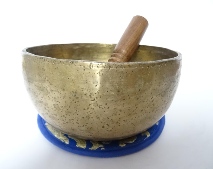 Antique Thadobati Tibetan Singing Bowl Hand Hammered Himalayan Meditation Sound Therapy A3 Third Eye