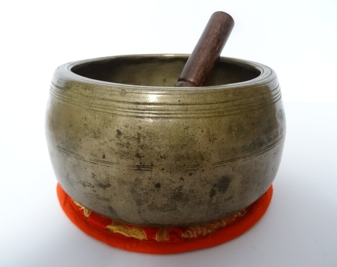 Antique Ancient mani Tibetan singing bowl Himalayan meditation sound therapy healing buddhism Note D5