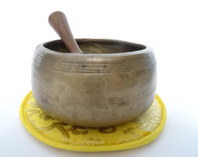Antique Mani Tibetan singing bowl Himalayan meditation sound therapy healing buddhism Note F#5