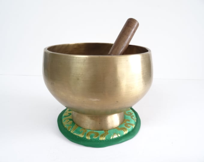 Antique old vintage Naga pedestal Tibetan singing bowl meditation Himalayan sound therapy healing buddhism Note D4