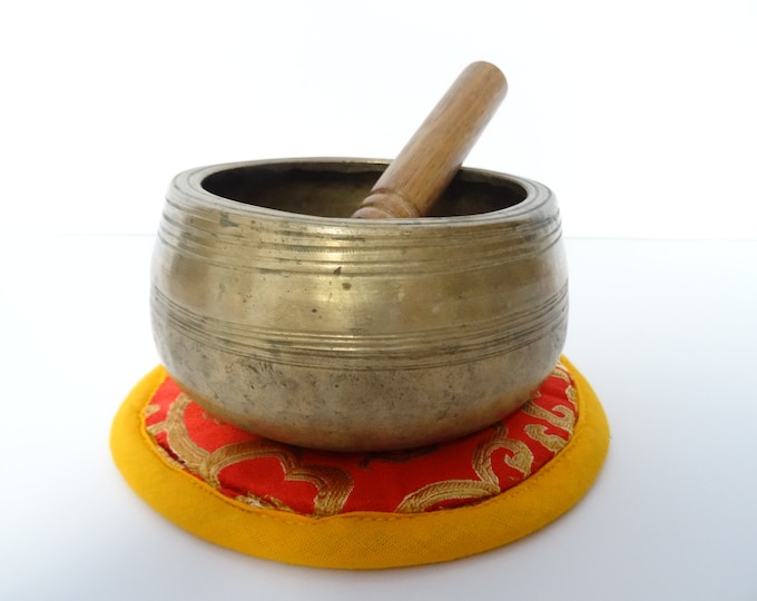 Antique Small Mani Tibetan singing bowl Himalayan meditation sound therapy healing buddhism Note C#6