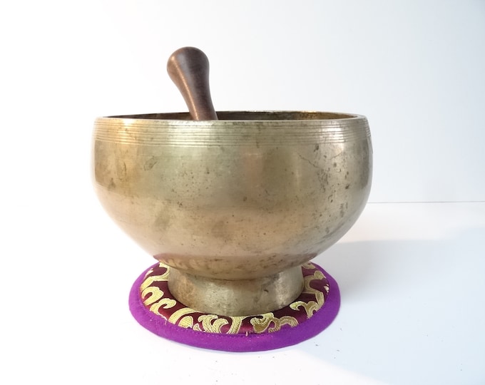 Antique old vintage Naga pedestal Tibetan singing bowl meditation Himalayan sound therapy healing buddhism Note D#