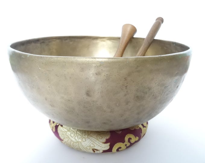 Antique Tibetan Singing Bowl | Large Jambati | Hand Hammered | Himalayan Meditation | Sound Therapy | Healing Yoga | Note G2/ F#2/ D4 |