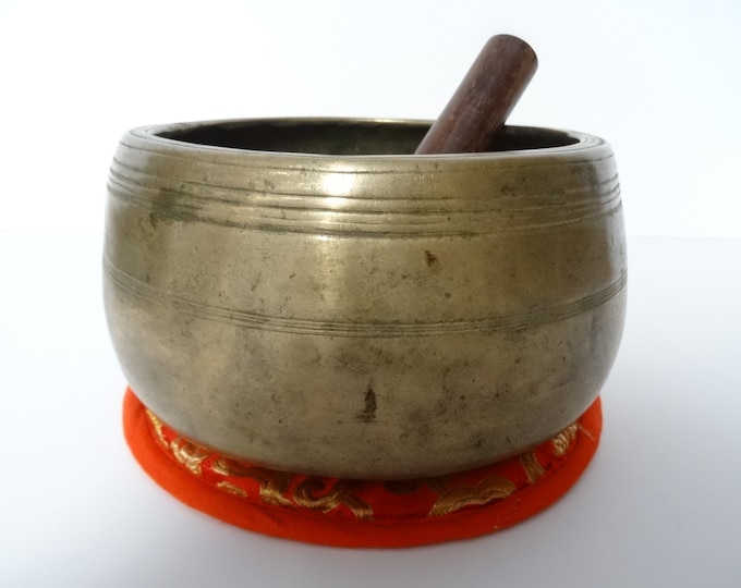 Antique Ancient mani Tibetan singing bowl Himalayan meditation sound therapy healing buddhism Note C5