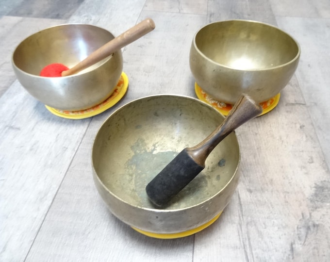 Trio of Antique Thadobati singing bowls meditation sound therapy healing notes A3 / D3 / G3, UK STOCK