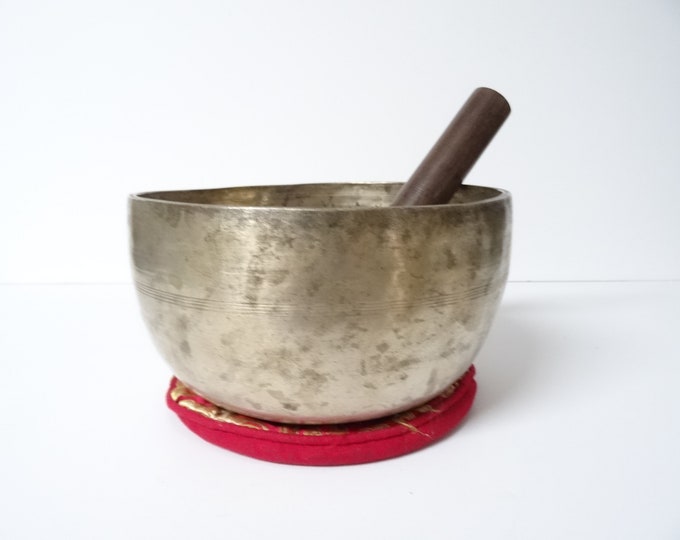 Large Antique 7" Thadobati Tibetan Singing Bowl Hand Hammered Himalayan Note G#3