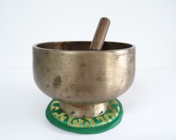 Antique old vintage Naga pedestal Tibetan singing bowl meditation Himalayan sound therapy healing buddhism Note D4