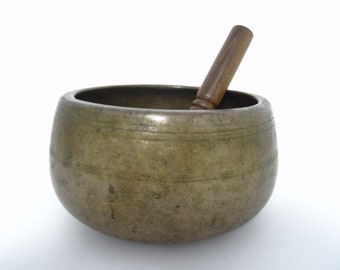 Antique Mani Tibetan singing bowl Himalayan meditation sound therapy healing buddhism Note C#5