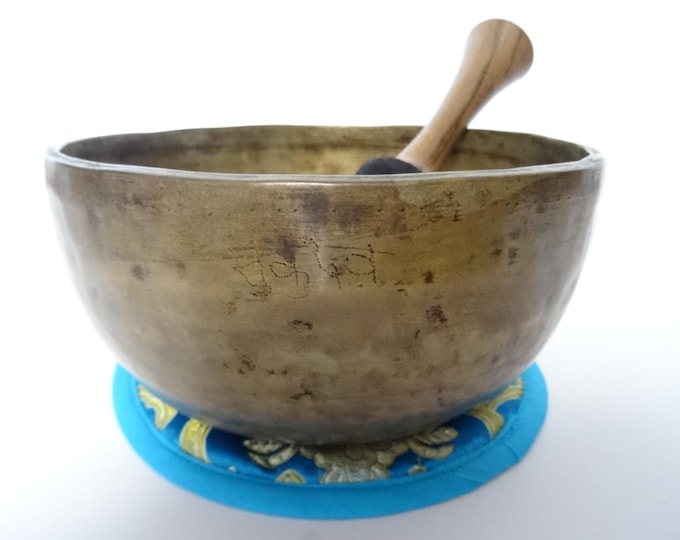 Antique Thadobati Tibetan Singing Bowl Hand Hammered Himalayan Meditation Sound Therapy C#4