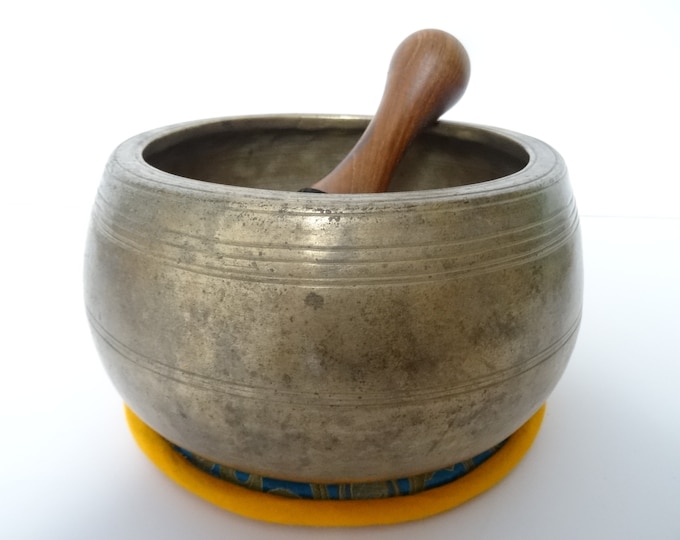 Antique Ancient mani Tibetan singing bowl Himalayan meditation sound therapy healing buddhism Note F#5