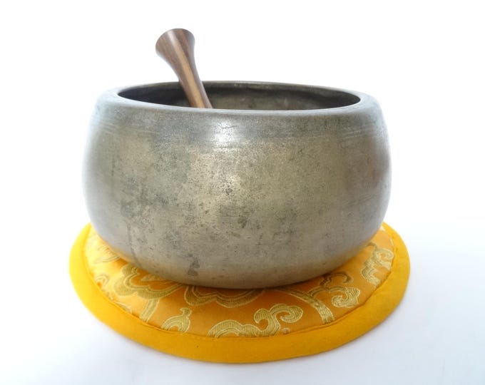 Antique Ancient mani Tibetan singing bowl Himalayan meditation sound therapy healing buddhism Note E5