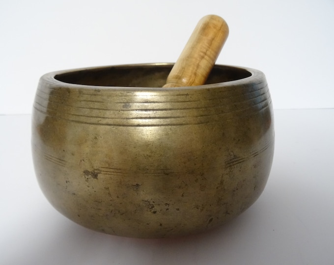 Antique Mani Tibetan singing bowl Himalayan meditation sound therapy healing buddhism Note C#5