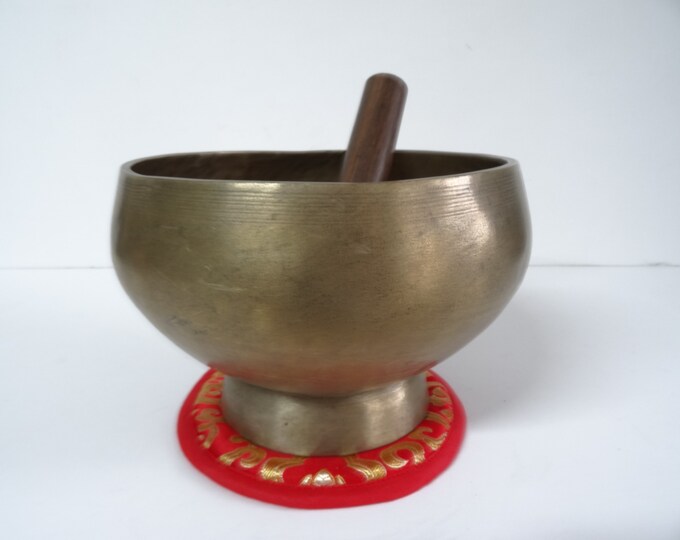 Antique old vintage Naga pedestal Tibetan singing bowl meditation Himalayan sound therapy healing buddhism Note C4