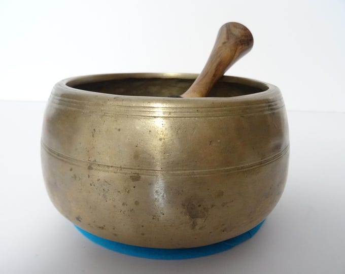 Antique mani Tibetan singing bowl Himalayan meditation sound therapy healing buddhism Note D#5