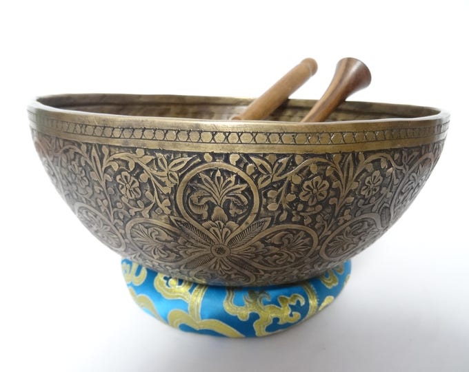 9.5" Hand Carved Tibetan Singing Bowl: Handmade Sound Therapy, Note B2 Crown