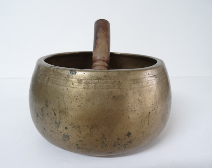 Antique mani Tibetan singing bowl Himalayan meditation sound therapy healing buddhism Note C5