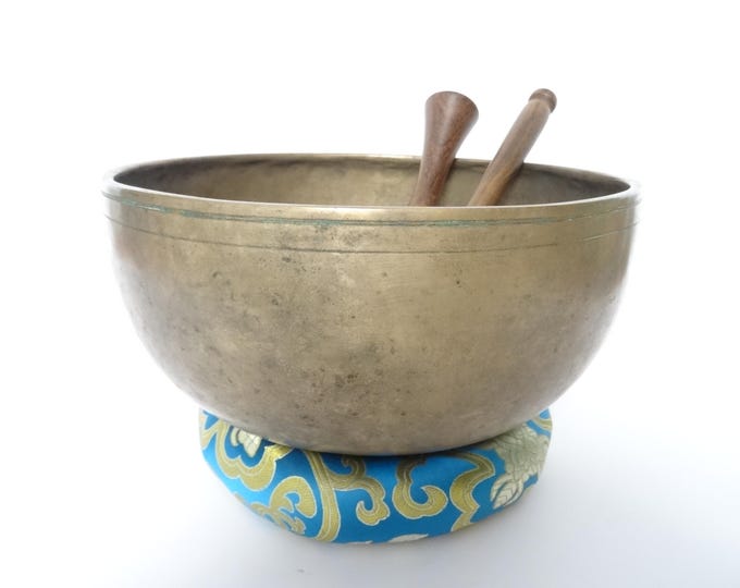 Antique Tibetan Singing Bowl | Large Jambati | Hand Hammered | Himalayan Meditation | Sound Therapy | Healing Yoga | Note D3 |