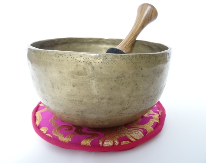Antique Thadobati Tibetan Singing Bowl Hand Hammered Himalayan Meditation Sound Therapy A3