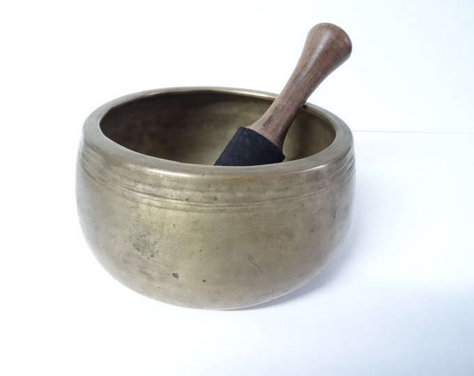 Antique mani Tibetan singing bowl Himalayan meditation sound therapy healing buddhism Note C#5