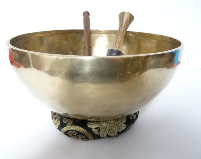 11" Tibetan Singing Bowl: Handmade Sound Therapy Bowl, Note A2, Third Eye