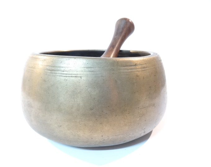 Antique mani Tibetan singing bowl Himalayan meditation sound therapy healing buddhism Note D 5th octave