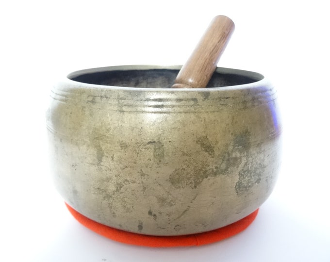 Antique Mani Tibetan singing bowl Himalayan meditation sound therapy healing buddhism Note B4