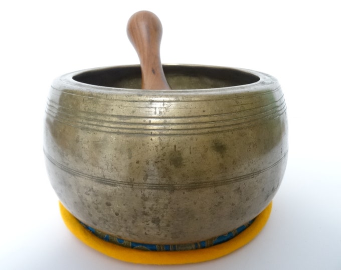 Antique Ancient mani Tibetan singing bowl Himalayan meditation sound therapy healing buddhism Note F#5