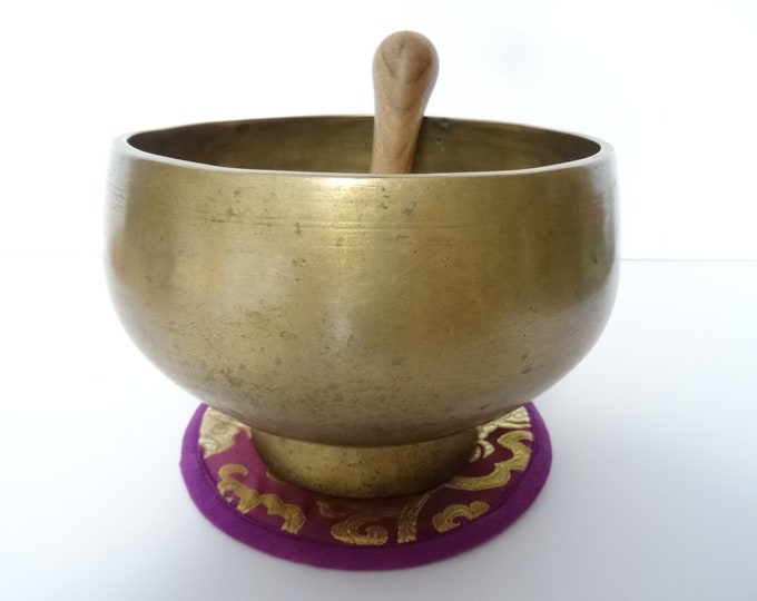 Antique old vintage Naga pedestal Tibetan singing bowl meditation Himalayan sound therapy healing buddhism Note C4