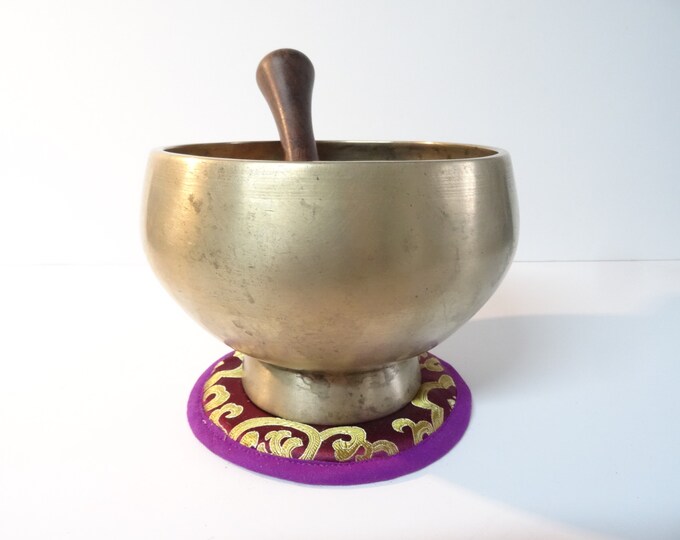 Antique old vintage Naga pedestal Tibetan singing bowl meditation Himalayan sound therapy healing buddhism Note D#
