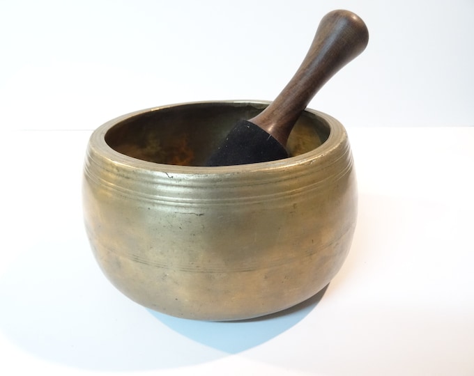 Antique mani Tibetan singing bowl Himalayan meditation sound therapy healing buddhism Note C# 5th octave