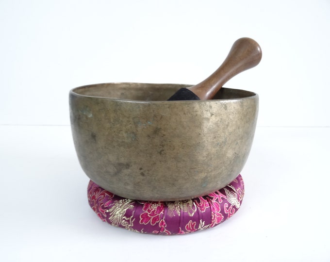 Large Antique Thadobati, Tibetan Singing Bowl, Hand Hammered, Himalayan, Sound Therapy, Yoga Meditation, Note G3