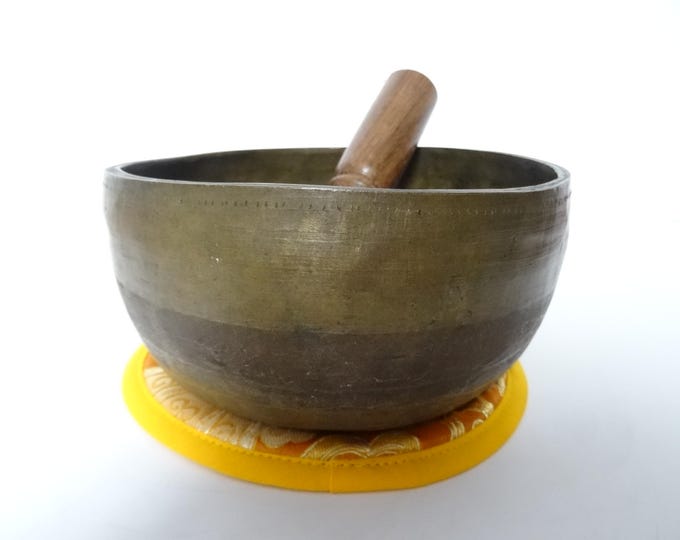 Antique Thadobati Tibetan Singing Bowl Hand Hammered Himalayan Meditation Sound Therapy D4 Sacral