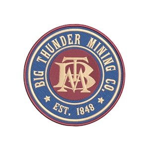 Op de afbeelding: Een geborduurde patch in blauw en rood met de tekst "Big Thunder Mining Co. Est. 1848" en een gouden monogram in het midden.
