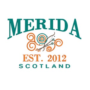 Pode incluir: Logotipo azul turquesa e laranja com o texto "MERIDA EST. 2012 SCOTLAND" e uma imagem estilizada de flechas e um alvo.