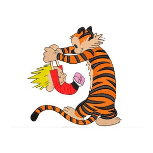 Könnte beinhalten: Ein gesticktes Design mit einem Tiger und einem Jungen. Der Tiger, mit orangefarbenen und schwarzen Streifen, hält den Jungen an den Armen. Der Junge trägt ein rotes Hemd und hat stachelige gelbe Haare. Das Design ist im Cartoon-Stil.