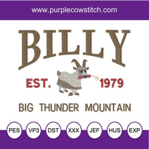 Puede incluir: Un diseño bordado con el nombre "BILLY" en marrón, y una cabra sosteniendo un petardo encendido. Debajo, el texto dice "EST. 1979" en rojo, y "BIG THUNDER MOUNTAIN" en marrón. La dirección del sitio web "www.purplecowstitch.com" está en la parte superior.