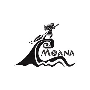 Può includere: Silhouette in bianco e nero di una donna in piedi su un'onda, che tiene una pagaia. La parola "MOANA" è scritta sotto l'onda.