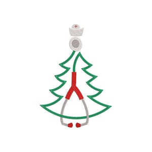 Puede incluir: Un árbol de Navidad verde con un estetoscopio formando el tronco. El estetoscopio tiene tubos rojos y una cabeza plateada. Un gorro de enfermera blanco con una cruz roja se coloca en la parte superior del árbol.