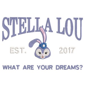 Könnte beinhalten: Ein lila und blaues Logo mit dem Text "STELLA LOU" in weißer Umrandung. Unter dem Text befindet sich ein Cartoon-Hase mit einer rosa Schleife und einer blauen Blume. Der Text "EST. 2017" befindet sich unter dem Hasen. Der Text "WHAT ARE YOUR DREAMS?" befindet sich unter dem Datum.