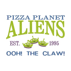 Peut inclure: Des jouets extraterrestres verts avec trois yeux et des bouches violettes sont disposés en cercle. Le texte "Pizza Planet Aliens Est. 1995 Ooh! The Claw!" est écrit en lettres vertes et bleues.