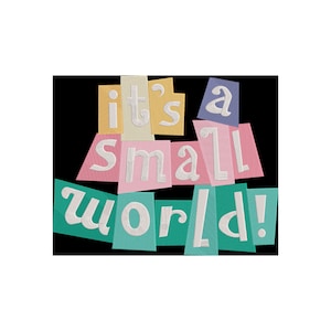 Op de afbeelding: Een kleurrijk, papierachtig spandoek met de tekst "it's a small world!" in witte letters. De letters zijn uitgesneden en op elkaar gelegd, wat een speels en fantasierijk ontwerp creëert.