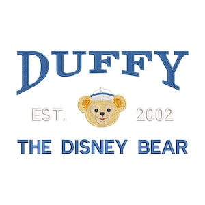 Puede incluir: Logotipo de Duffy el oso Disney en azul y blanco. El logotipo presenta el nombre "Duffy" en una fuente serif en negrita, con el texto "EST. 2002" y "THE DISNEY BEAR" debajo. Una imagen de dibujos animados de Duffy el oso Disney está centrada entre el texto.