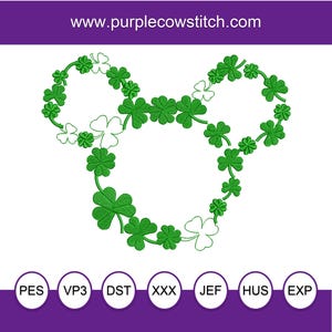Könnte beinhalten: Ein grünes und weißes Kleeblatt-Design in Form einer berühmten Maus. Das Design besteht aus gestickten Kleeblättern und ist vor einem weißen Hintergrund angeordnet. Die Website-Adresse www.purplecowstitch.com befindet sich oben.