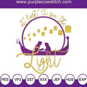 Peut inclure: Motif brodé avec une gondole violette et deux silhouettes se tenant la main, entourées d'un cercle avec des lanternes dorées flottantes. Les mots "at last I see the" et "Light" sont en script doré. L'adresse du site web est en haut.